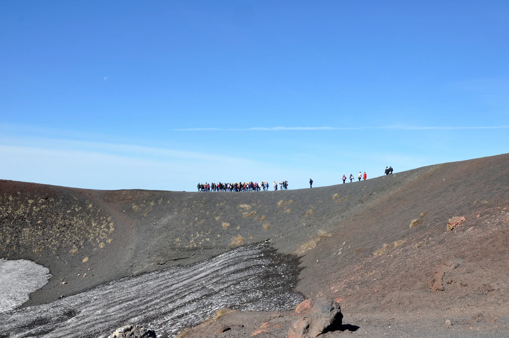 Randonneurs sur les cratères Silvestri de l’Etna