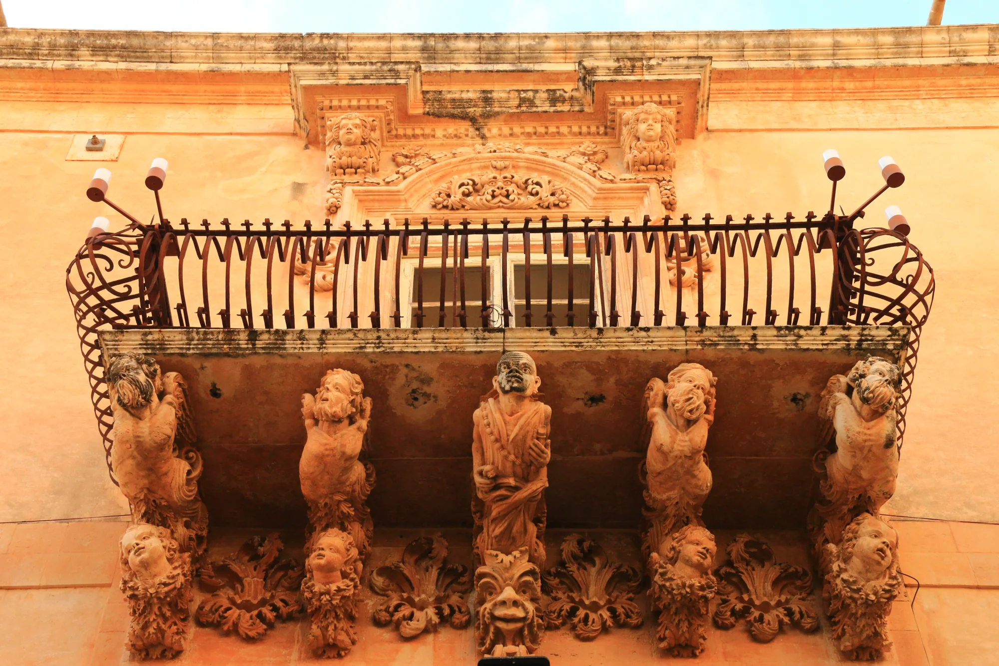 Balcon baroque sculpté du Palazzo Nicolaci à Noto