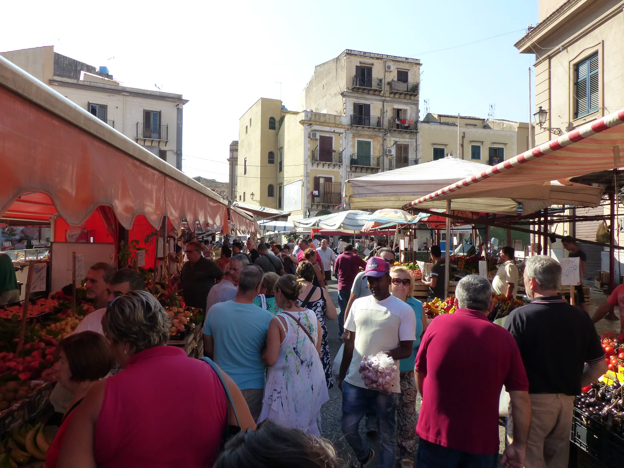 Étals et passants dans le marché de Ballarò à Palerme